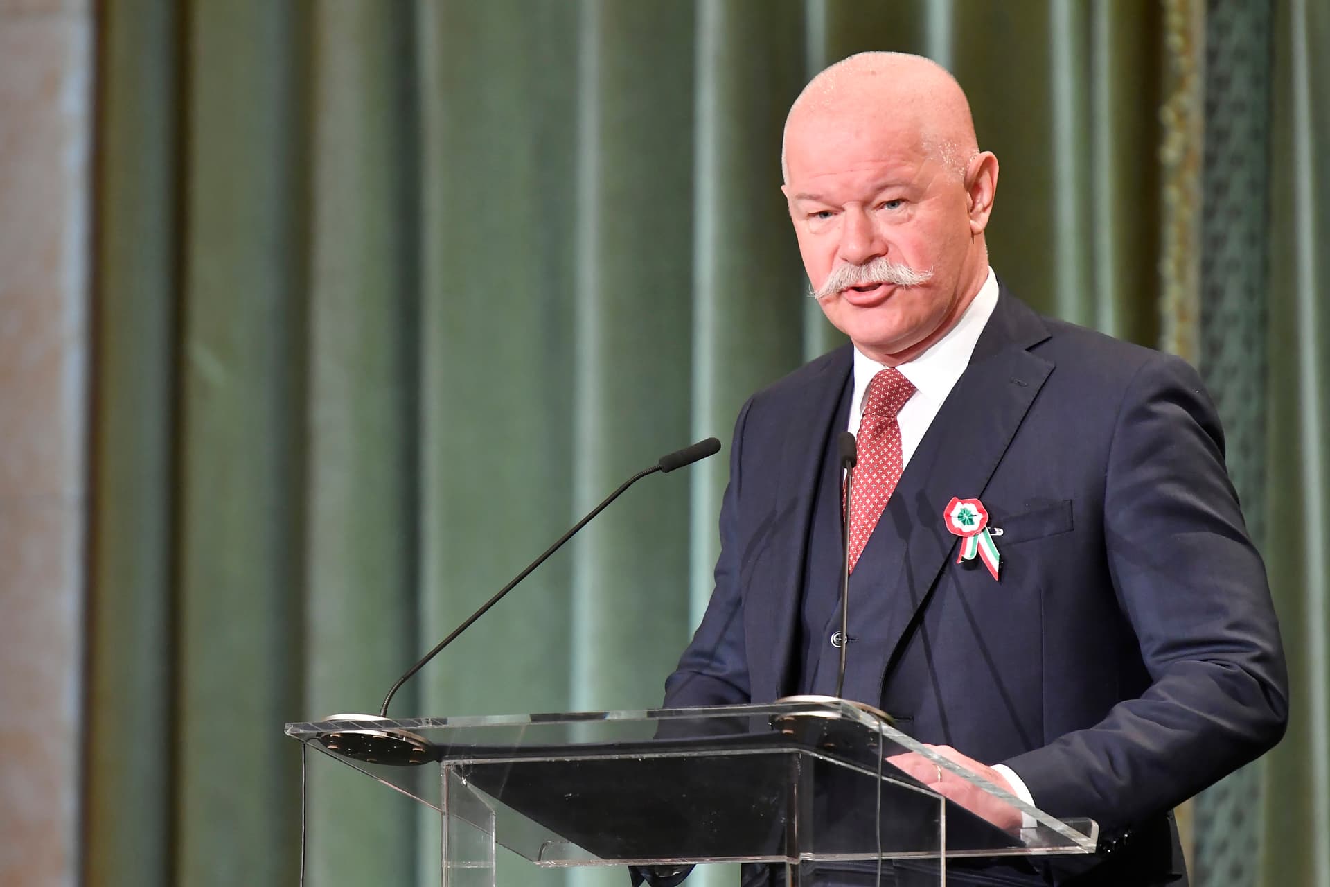 Csák János állami kitüntetéseket, művészeti díjakat adott át
