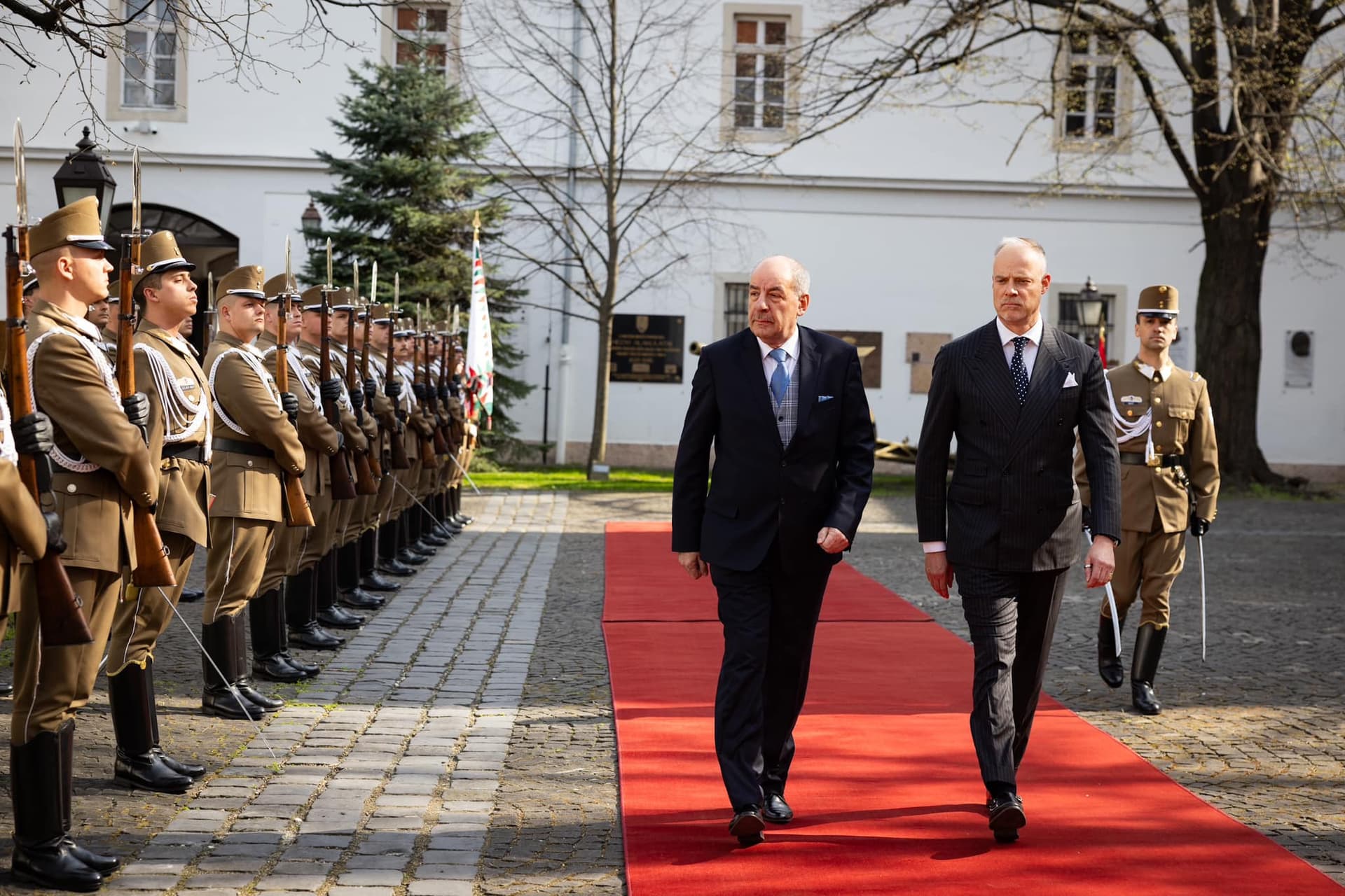 Magyarország biztonsági helyzetéről tájékoztatta a honvédelmi miniszter a köztársasági elnököt