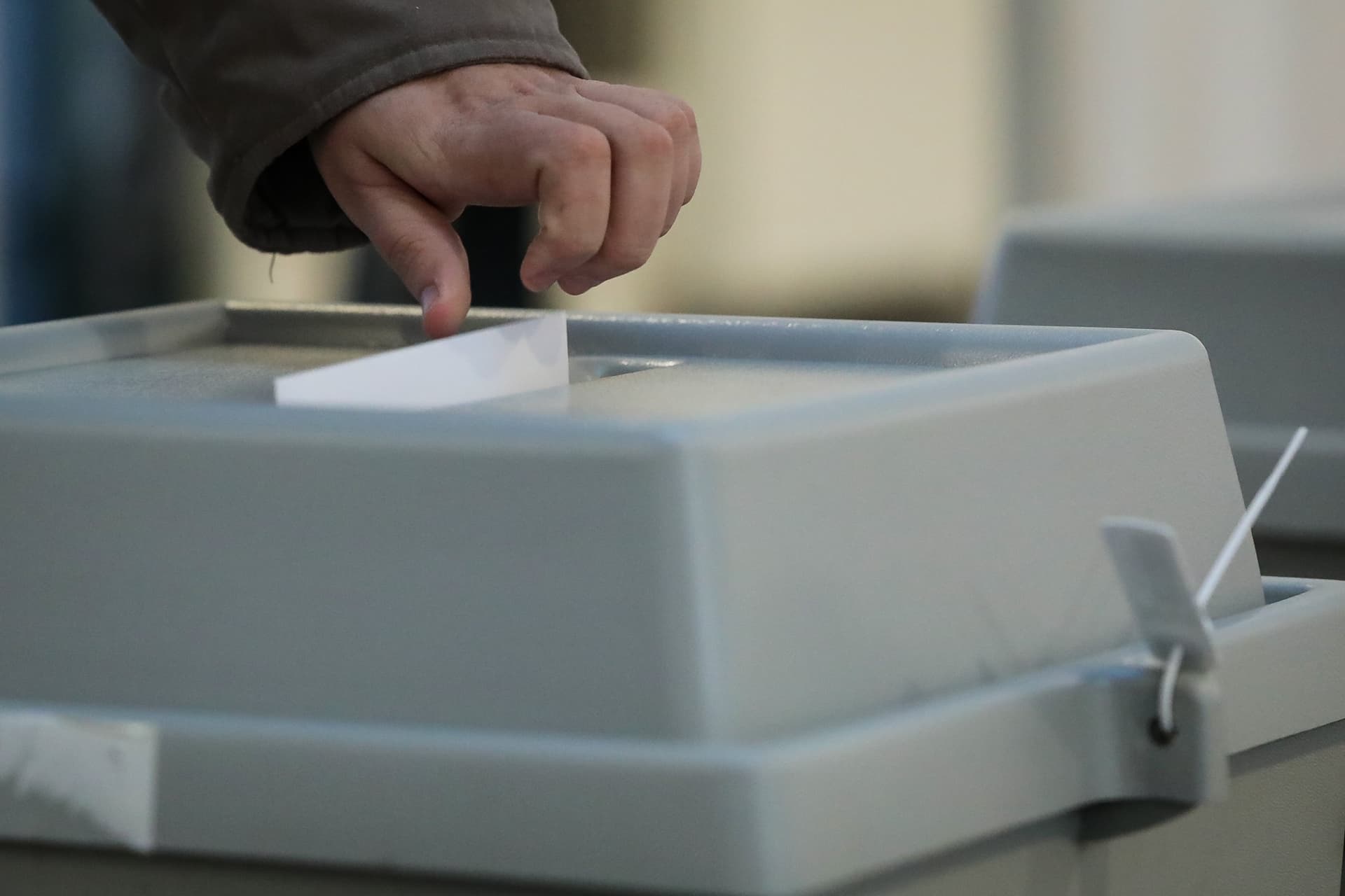 Részegen, játékpisztollyal indult el szavazni egy lengyel férfi