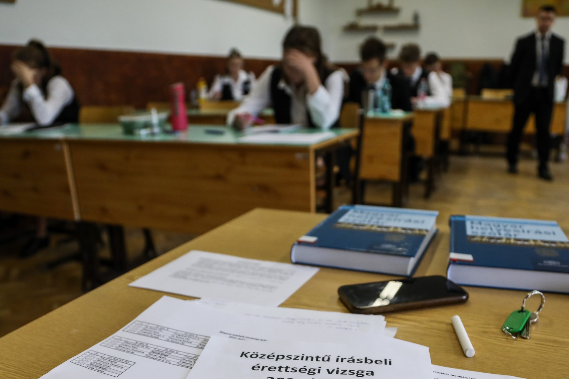 Érettségi: országszerte több mint 142 ezer diák vizsgázik