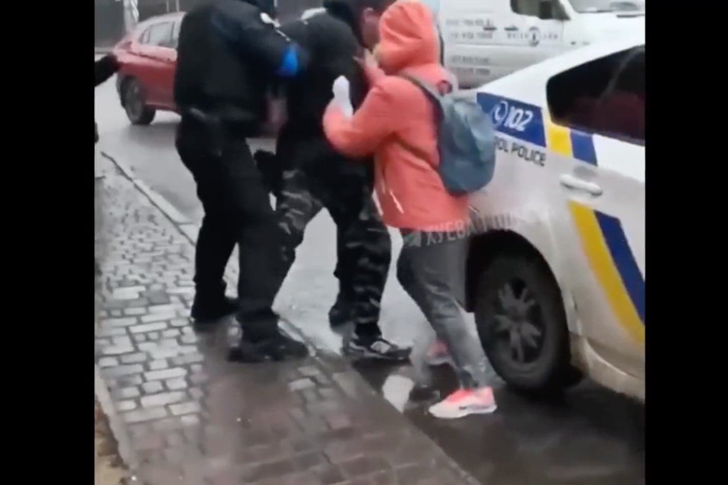 Feldühödött asszonyok támadtak a kényszertoborzókra