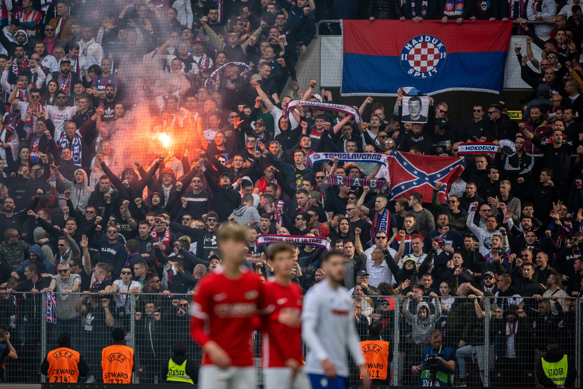 Szurkolók csaptak össze rendőrökkel