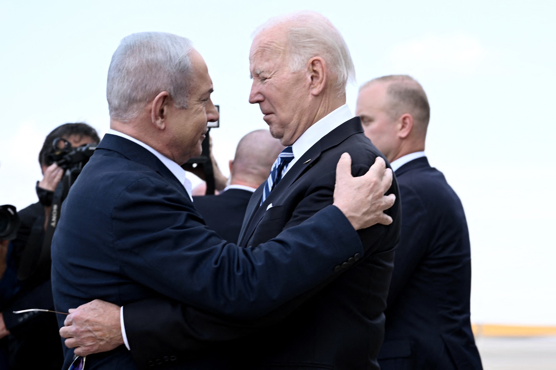 Netanjahu Bidennek: Izrael iráni katonai célpontokat fog támadni