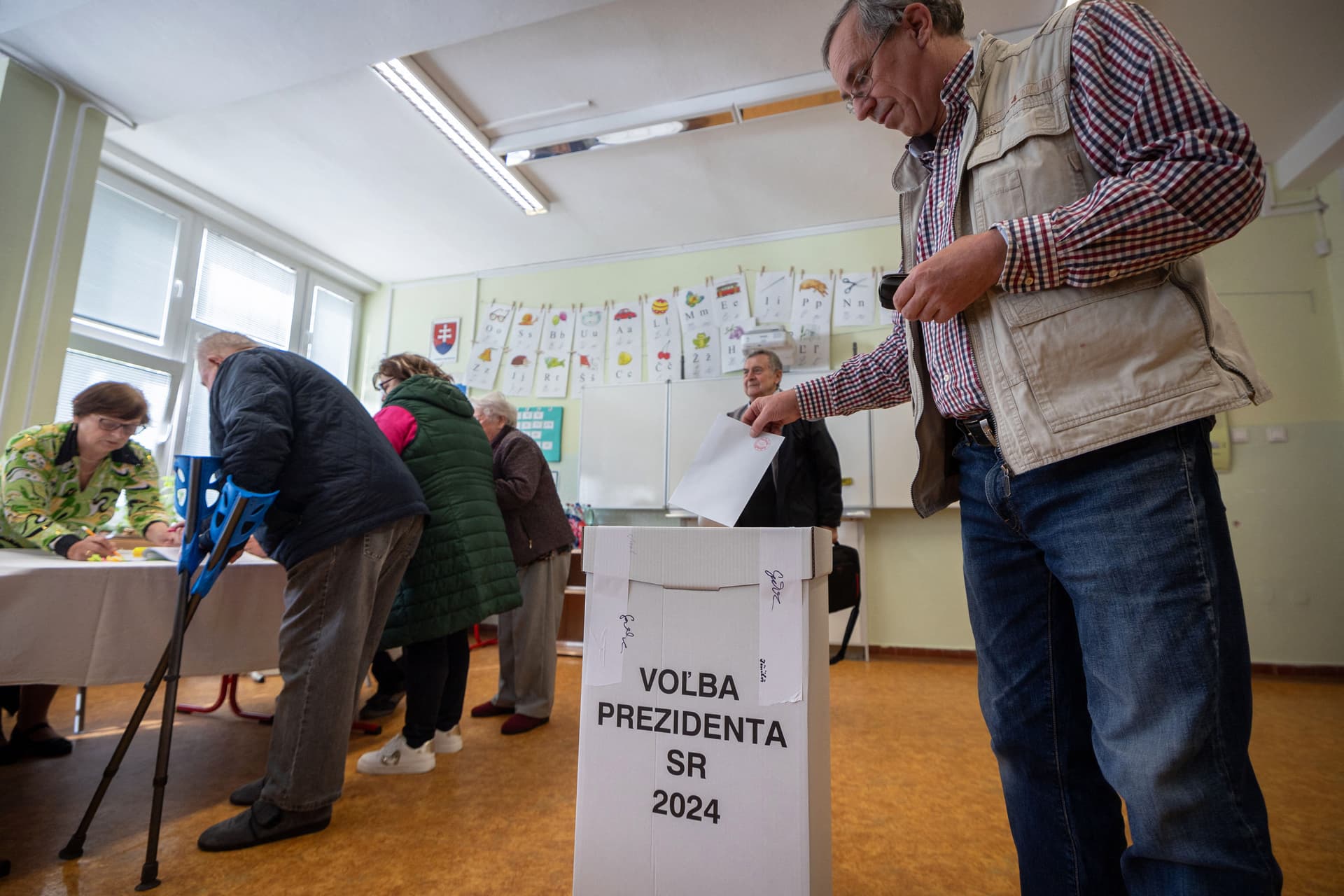 Befejeződött a voksolás, magasabb lehet a részvételi arány az első fordulóénál a szlovák elnökválasztáson