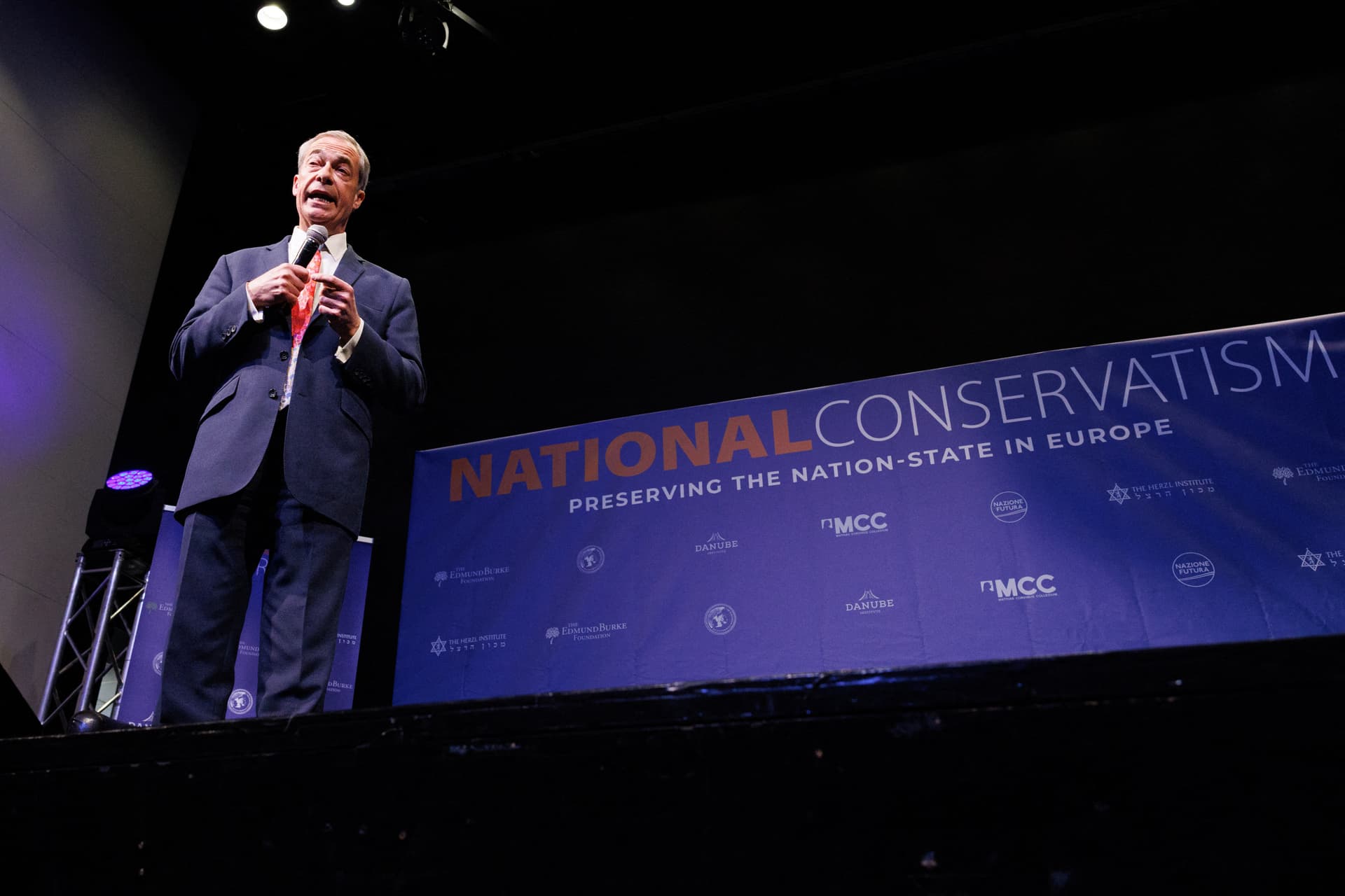 Nigel Farage előzi a Konzervatívokat