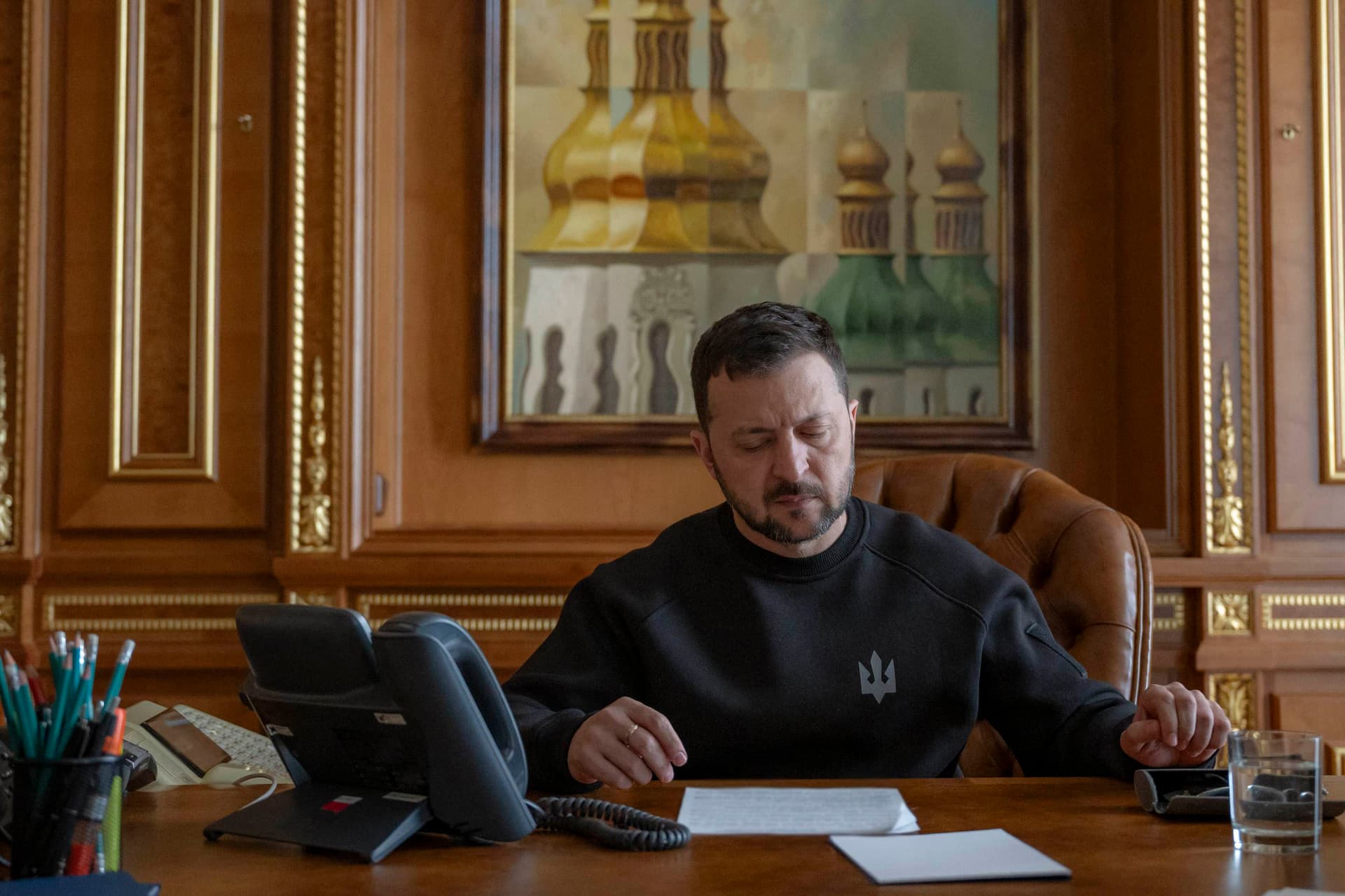 Zelenszkij telefonált és könyörögni kezdett