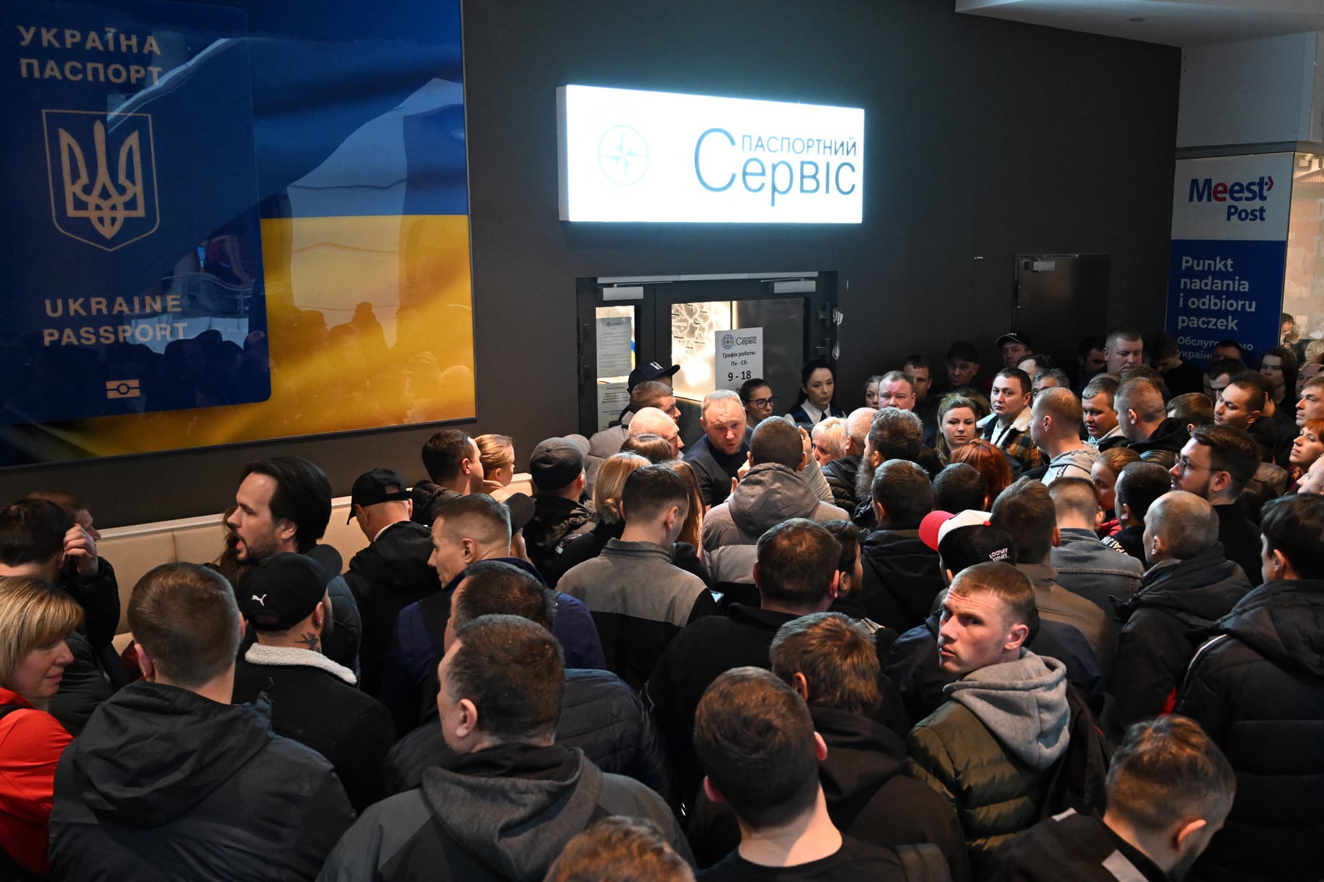 Ostromolják az ukránok a varsói útlevélközpontot