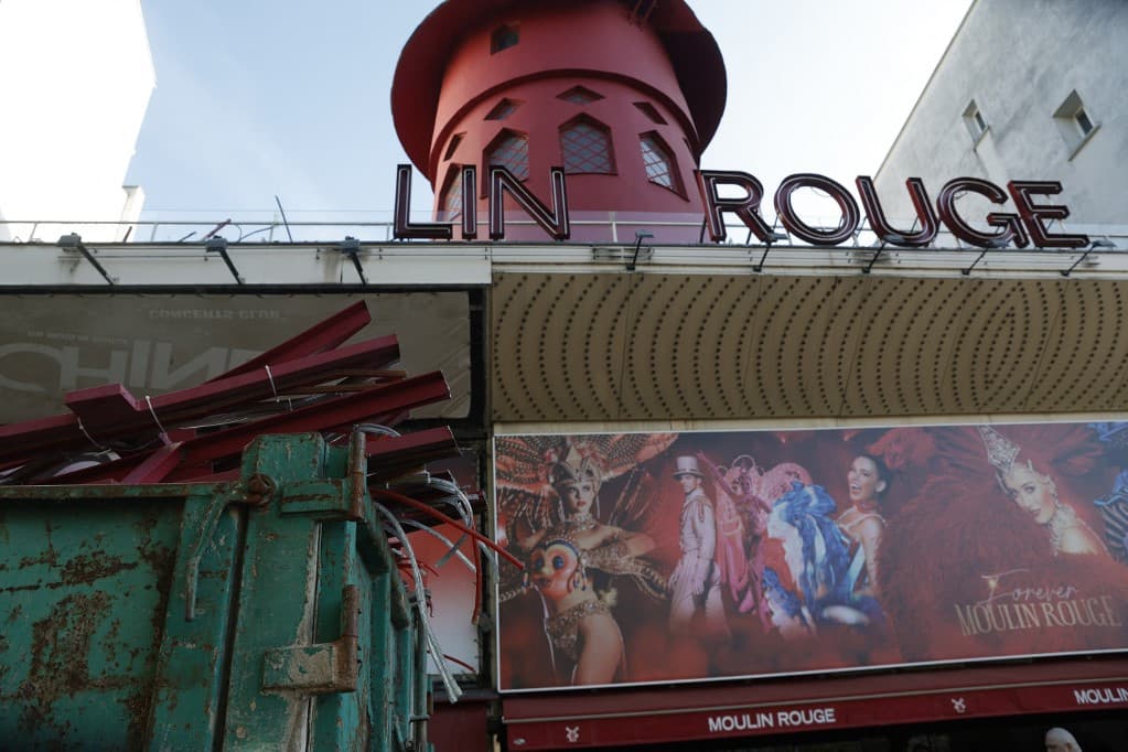 Leszakadt a világhírű párizsi Moulin Rouge egy része
