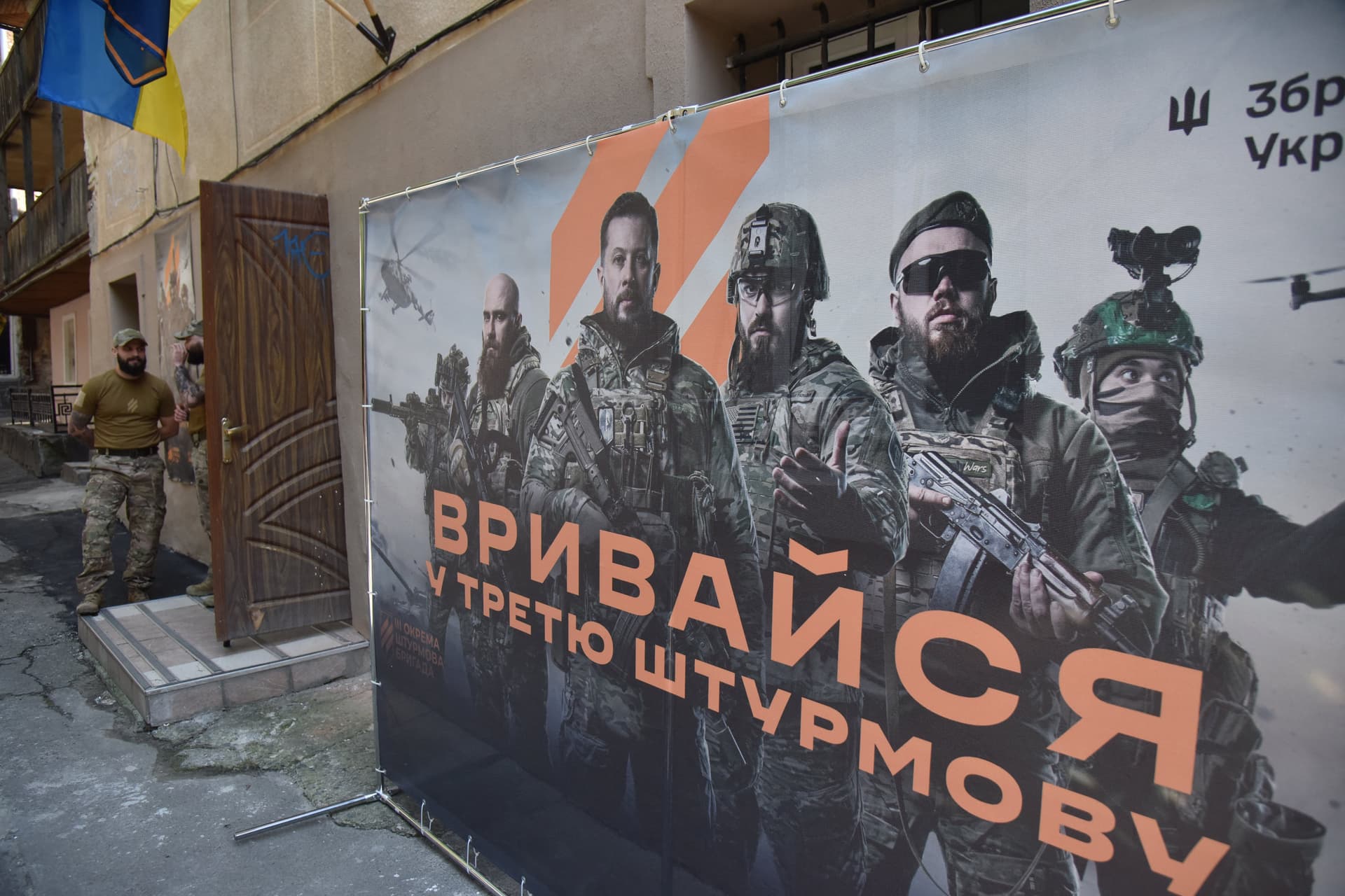 Hazatérő kamionosokat visznek az ukrán frontra