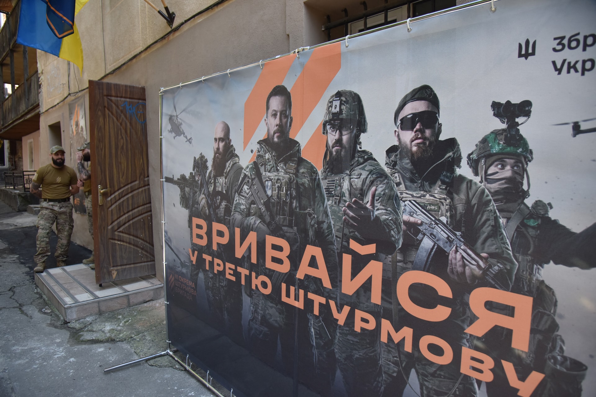 Hazatérő kamionosokat visznek az ukrán frontra