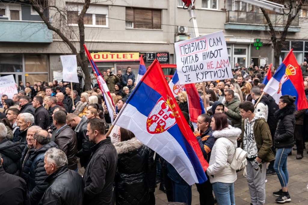 Pattanásig feszült a helyzet Észak-Koszovóban