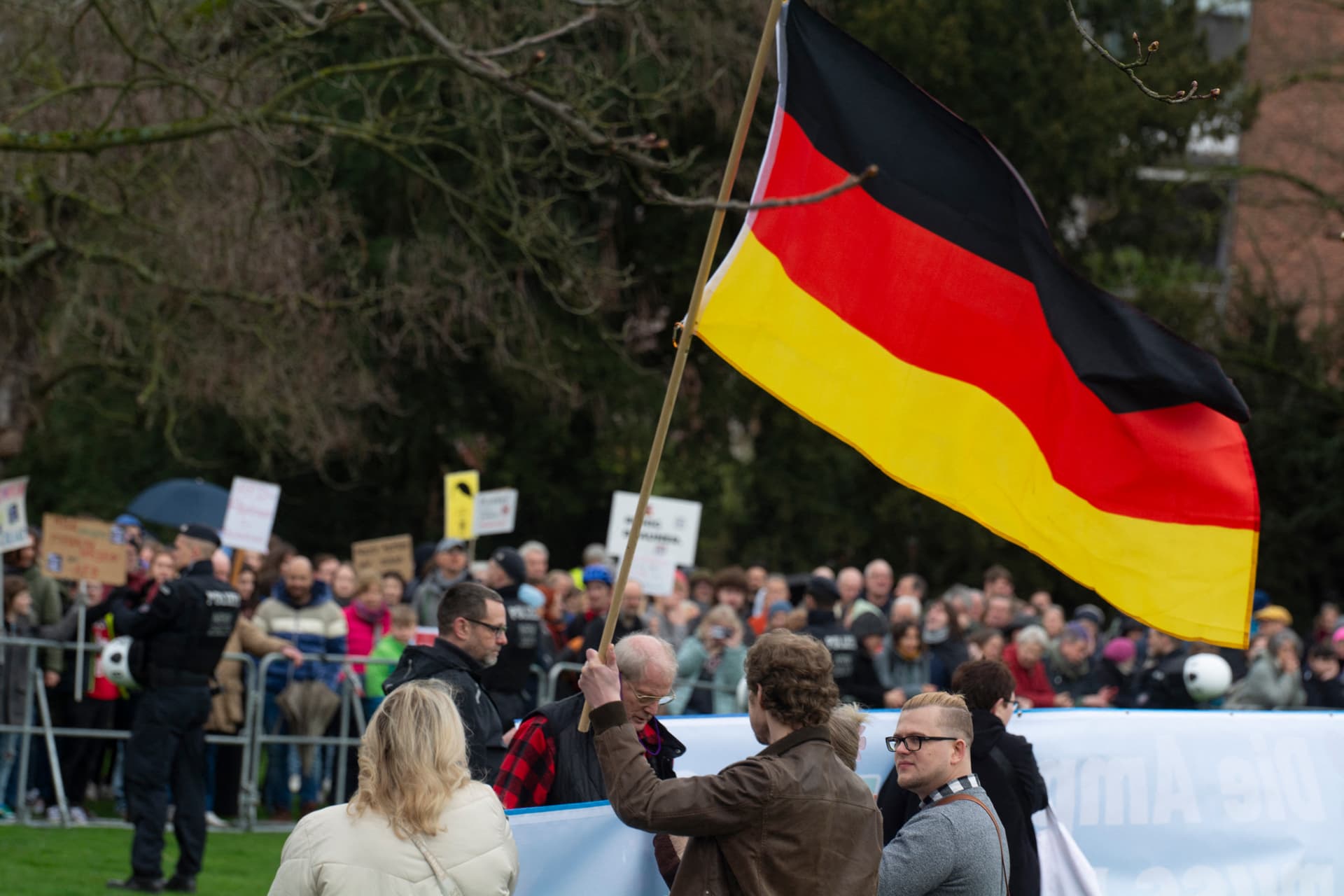 A németországi fiatalok egyre inkább a „jobboldali” politikai nézeteket választják