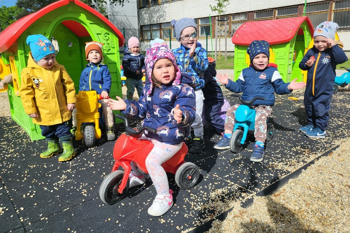 Ilyen egy bölcsőde a rácsok mögött