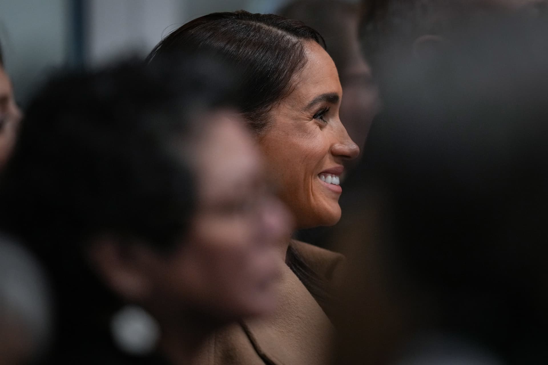 III. Károly király hiába könyörgött, Meghan Markle nem teljesíti a kívánságát