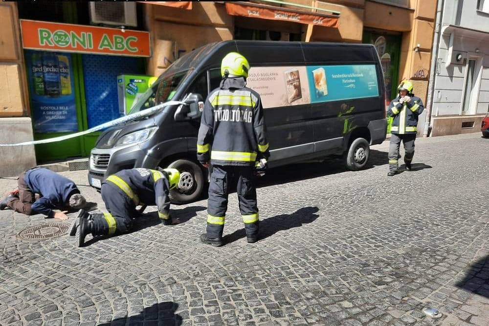 Összeomlott az úttest a kisbusz alatt