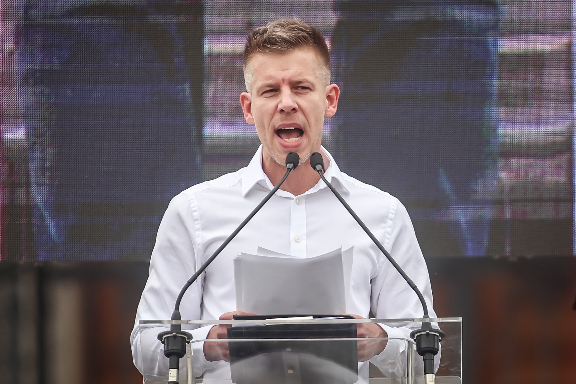 Magyar Péter perrel fenyegetőzik a plakátok miatt