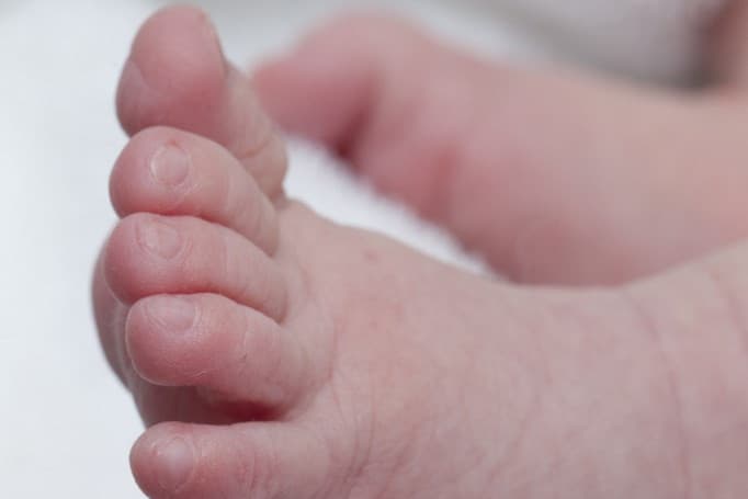 Eljárás indult egy újszülöttjét súlyosan bántalmazó anya ellen
