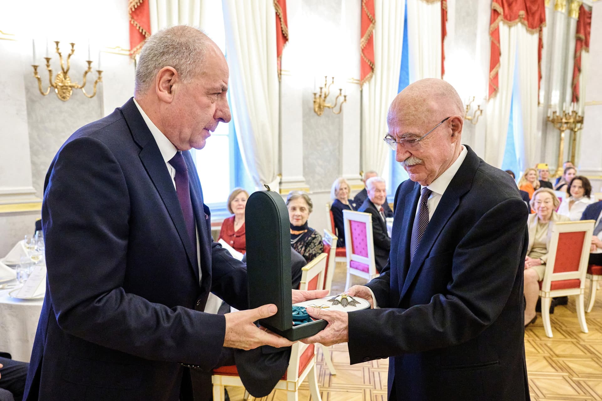Martonyi János megkapta a Magyar Érdemrend nagykeresztjét