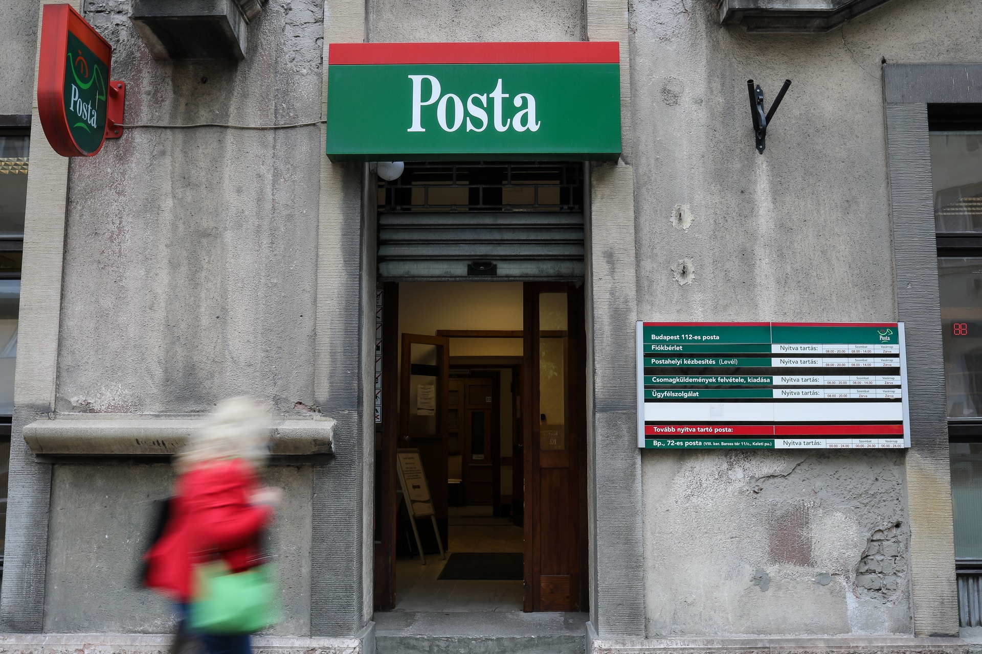 A Magyar Posta elhatárolódik a „kamu csomagok” ellenőrzésének felelősségétől