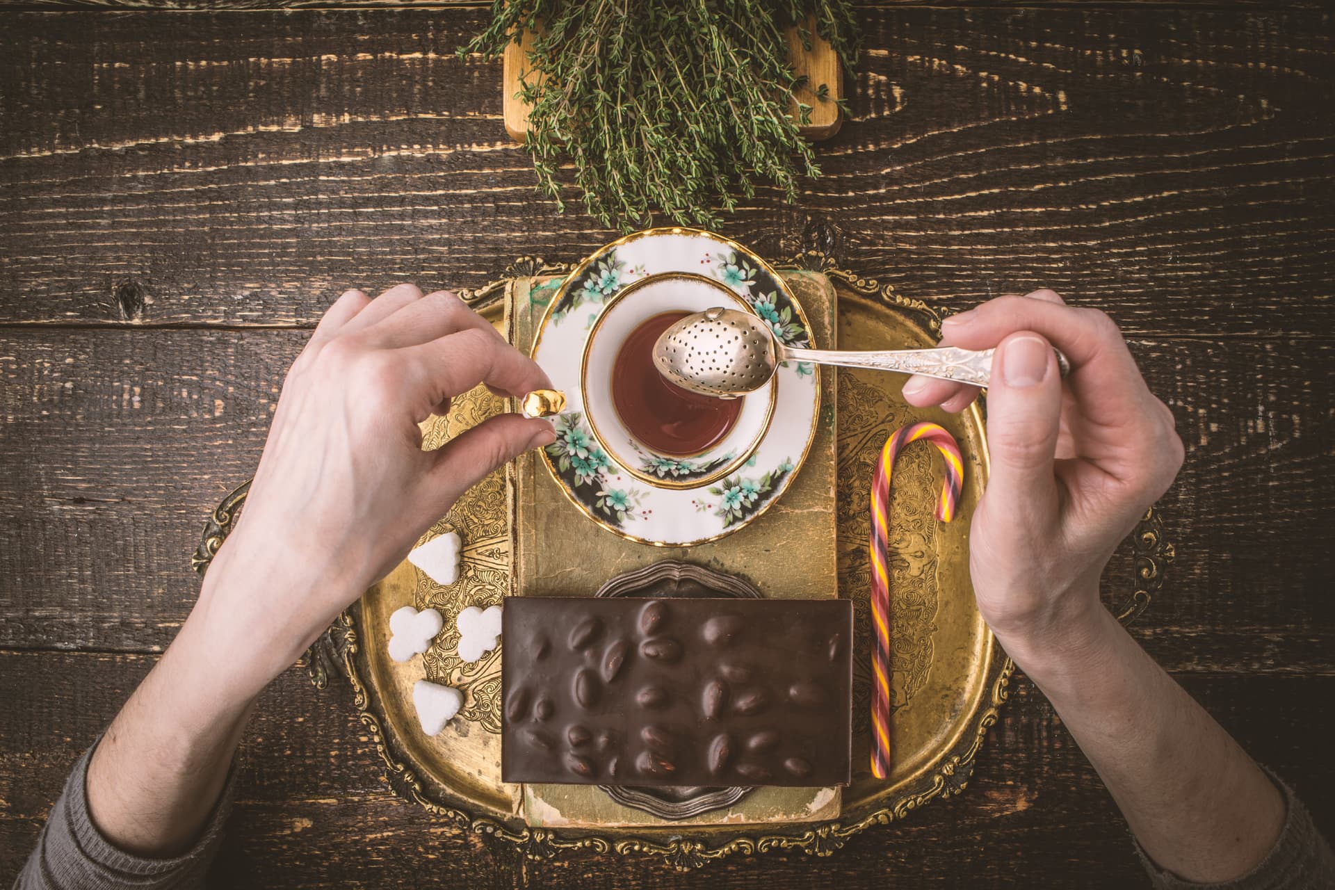 Gasztroenterológus figyelmeztetett a csokoládé és a tea veszélyeire