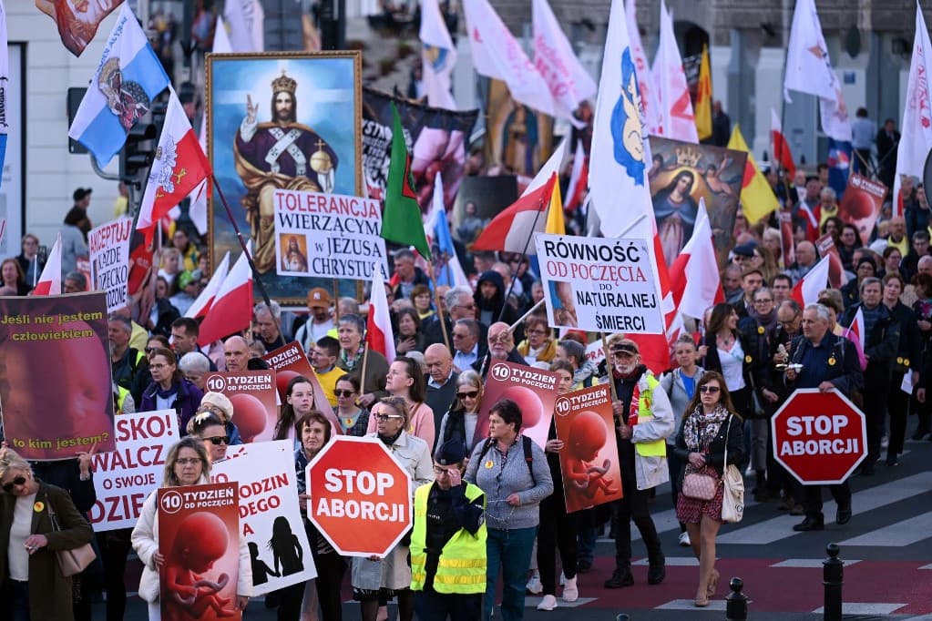 Az abortusztörvény liberalizálása ellen tüntettek Varsóban