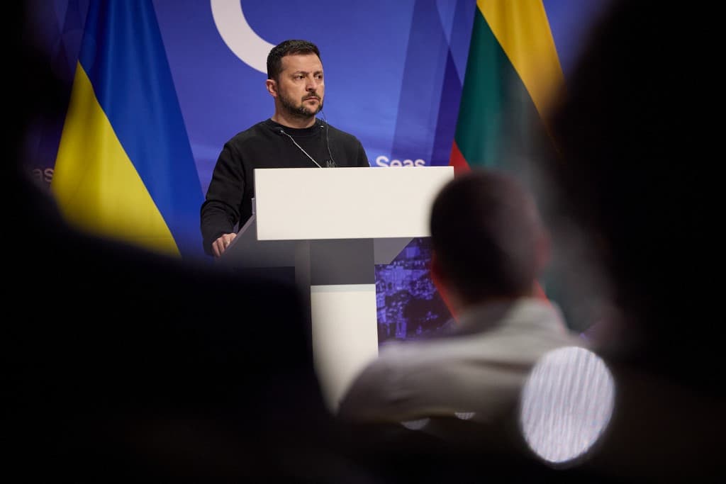 Zelenszkij: Fegyverhiány miatt nem képes Ukrajna ellenállni az orosz erőknek