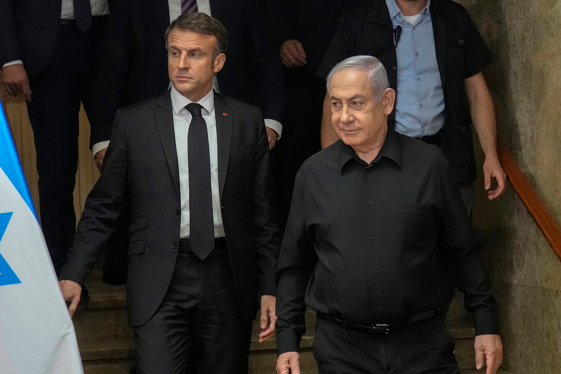 A francia elnök a tűzszüneti tárgyalások folytatására sürgette az izraeli kormányfőt