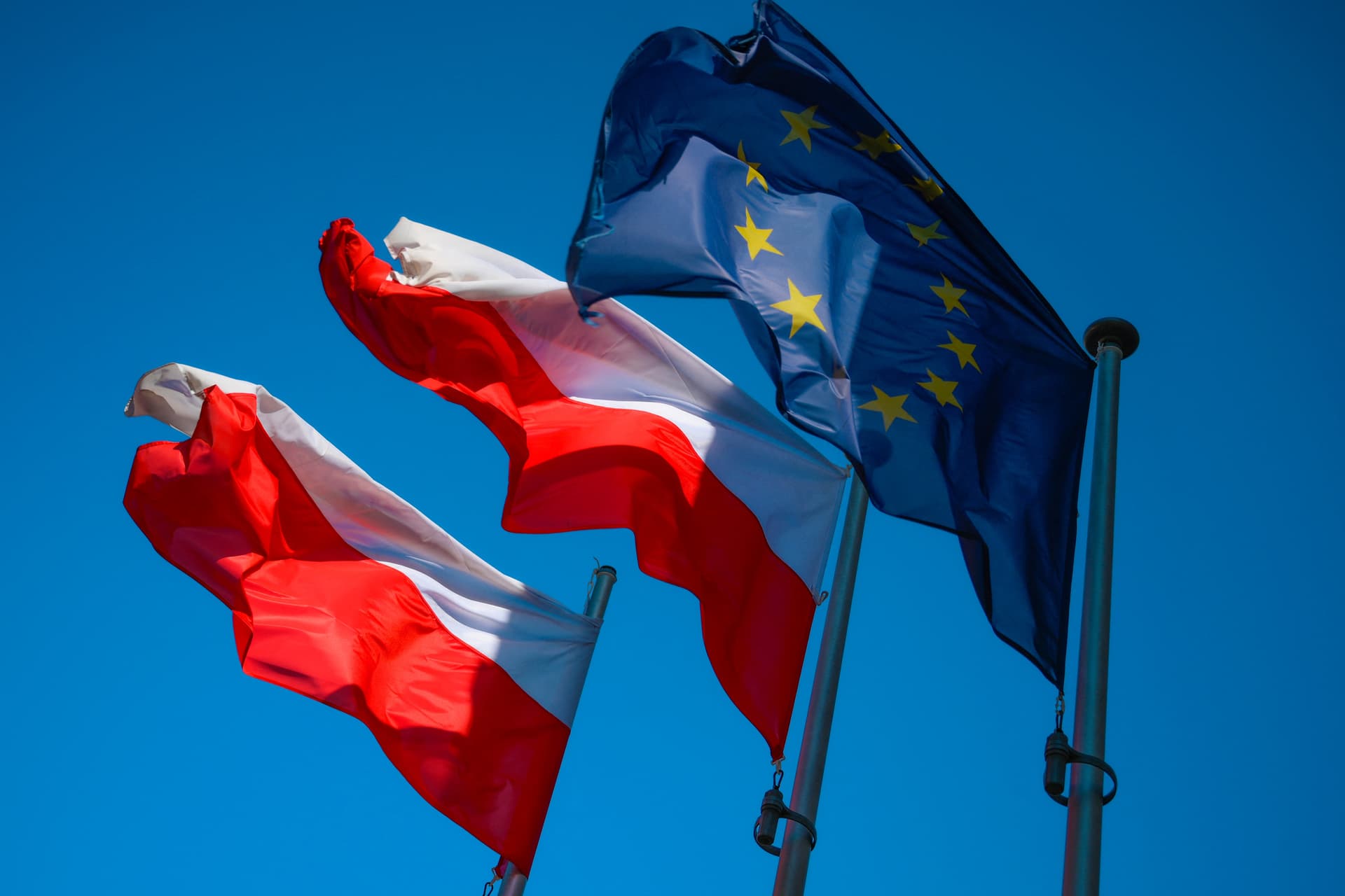 Az Európai Bizottság lezárja a Lengyelországgal szemben indított, 7. cikk szerinti eljárást