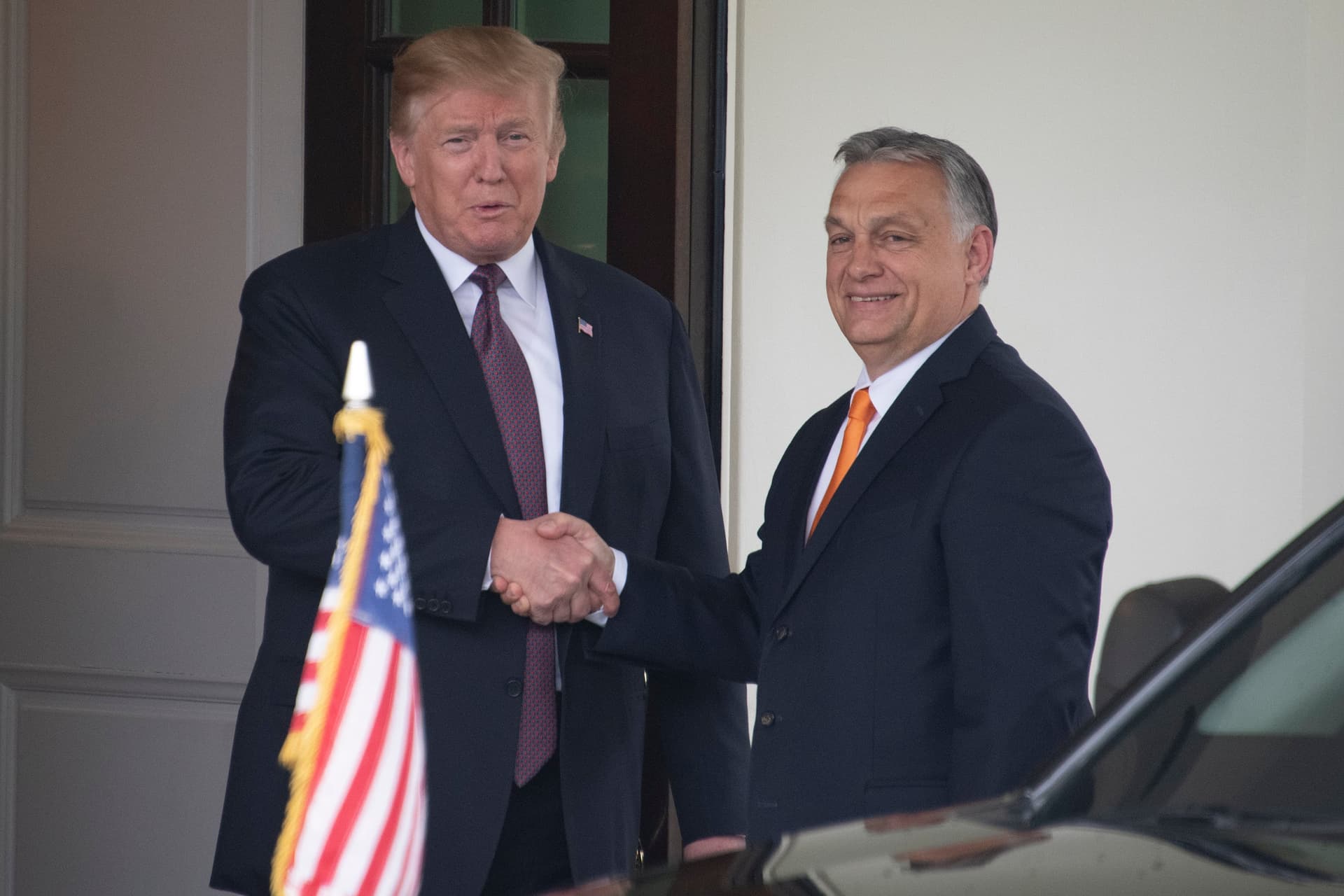 Trump és Orbán jó kapcsolatától tartanak Brüsszelben