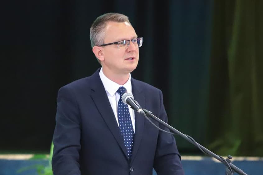 Rétvári Bence: Anyagilag is el kell ismerni a pedagógusok munkáját