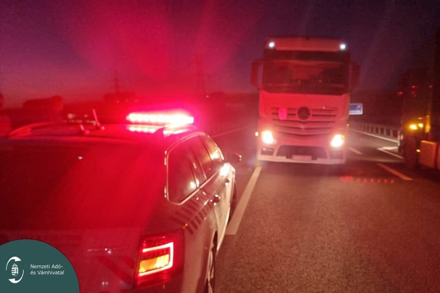Lángba borult egy kamion az M3-as autópályán