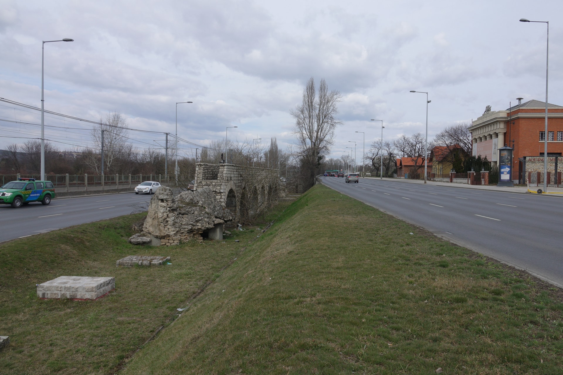 Hármas karambol miatt lezárták a Szentendrei utat
