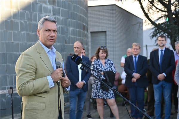Lázár János: Aki a béke pártján áll, szavazzon a Fidesz–KDNP-re!