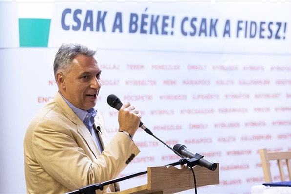 Lázár János: Meg fogjuk építeni az M8-as autópályát és a V0-s vasúti körgyűrűt