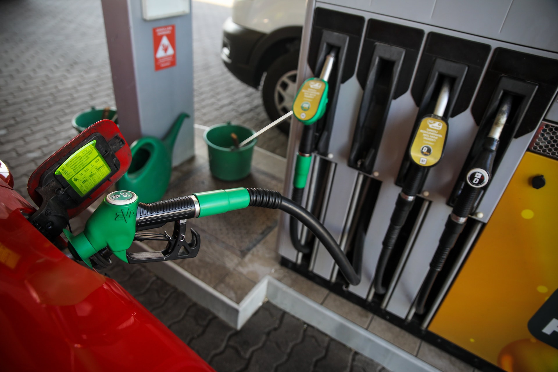 A benzin 3,2, a dízel 2,4 százalékkal drágább Magyarországon a régiós átlagnál
