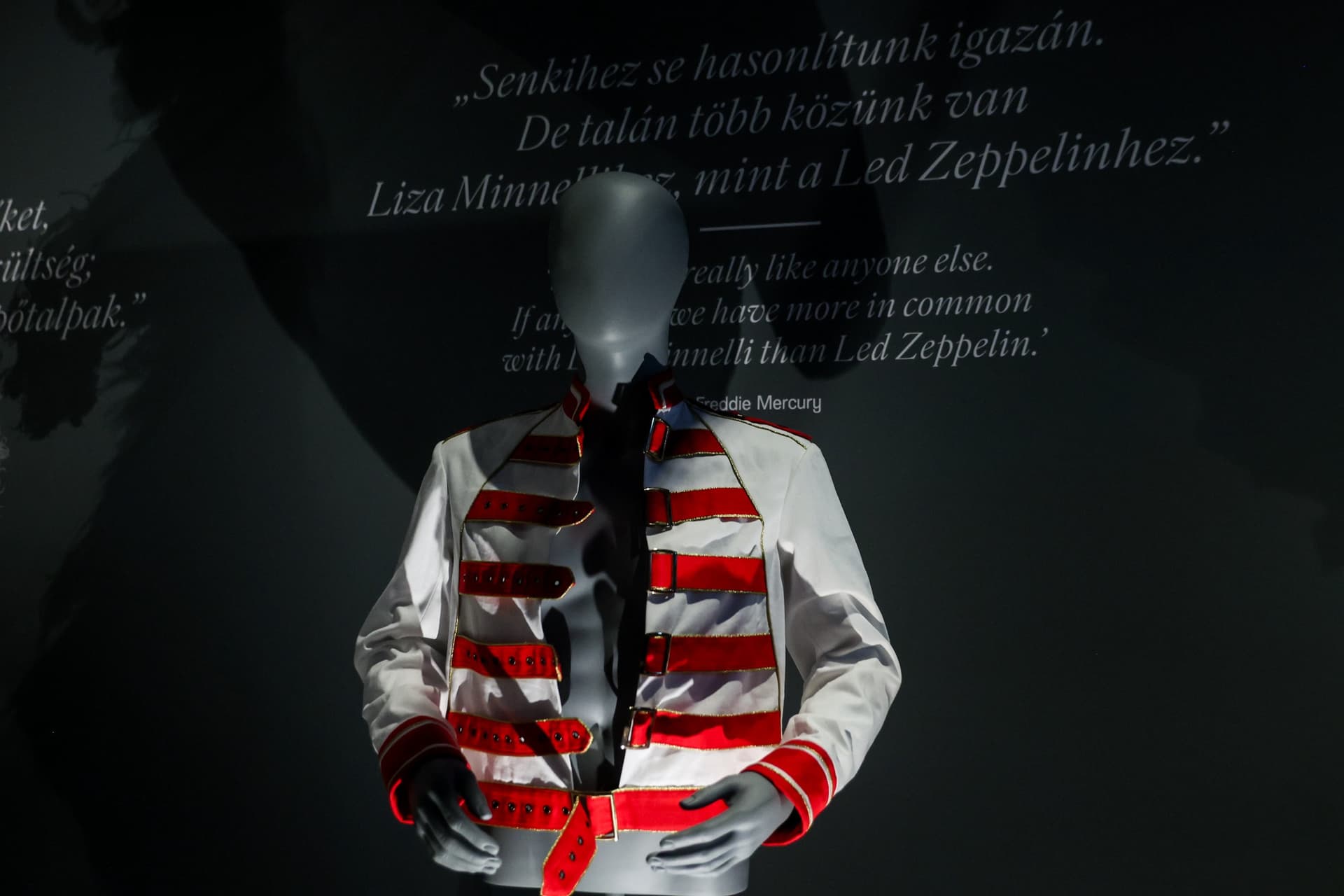 A hatalmas érdeklődésre való tekintettel meghosszabbítja a Dívák & Ikonok-kiállítását a Magyar Zene Háza