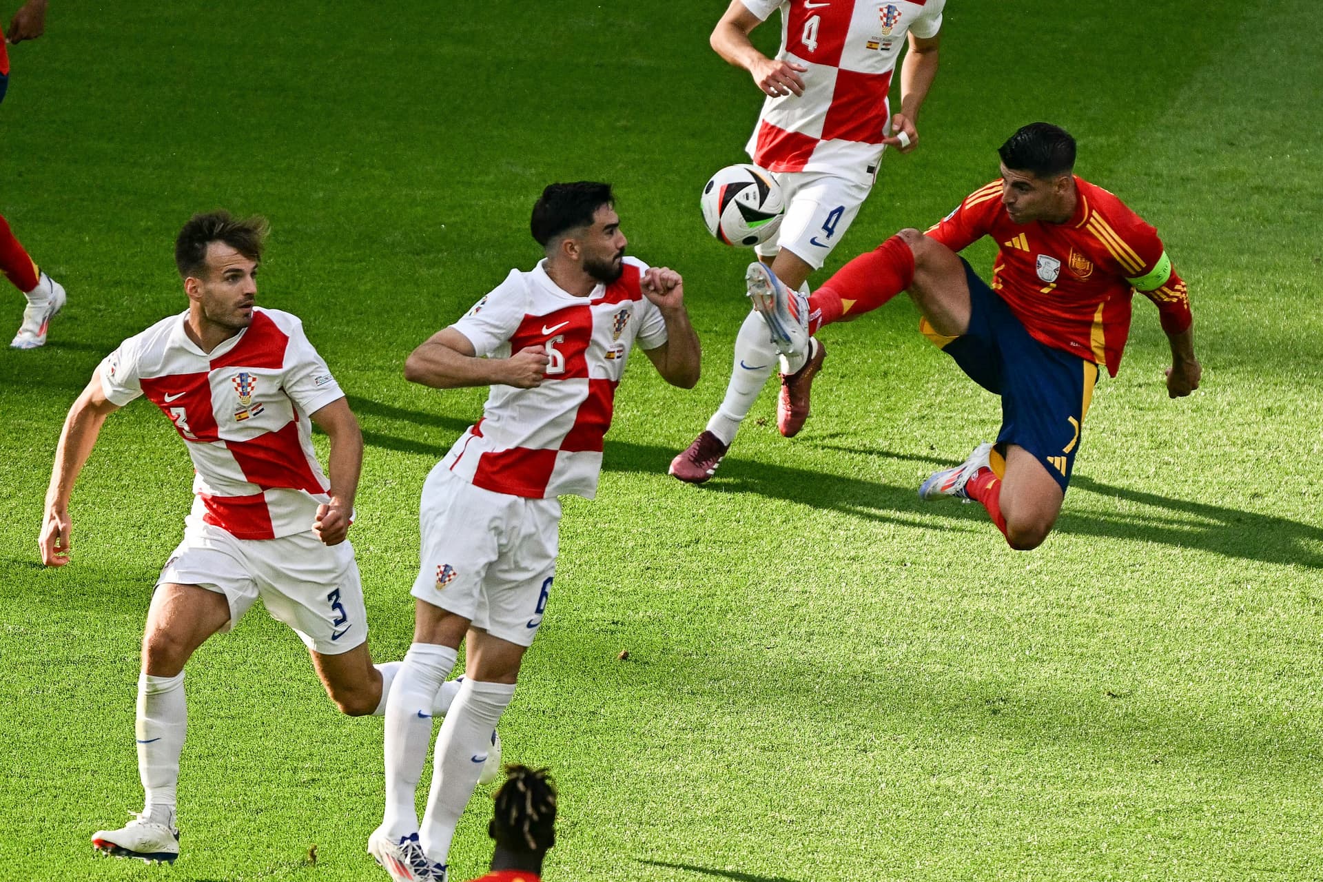 Háromgólos győzelmet arattak a spanyolok a horvátok ellen