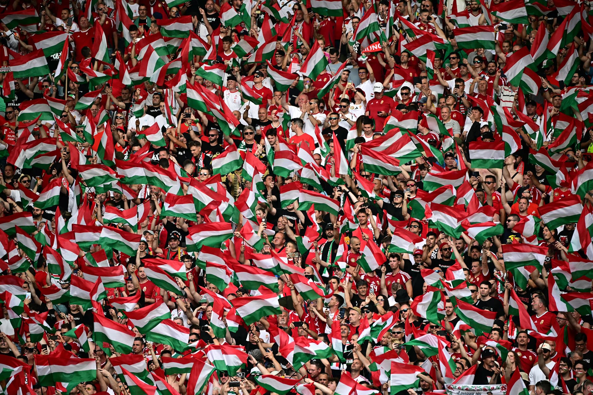MLSZ: Szurkolók rasszista megnyilvánulásaiért is büntetett az UEFA