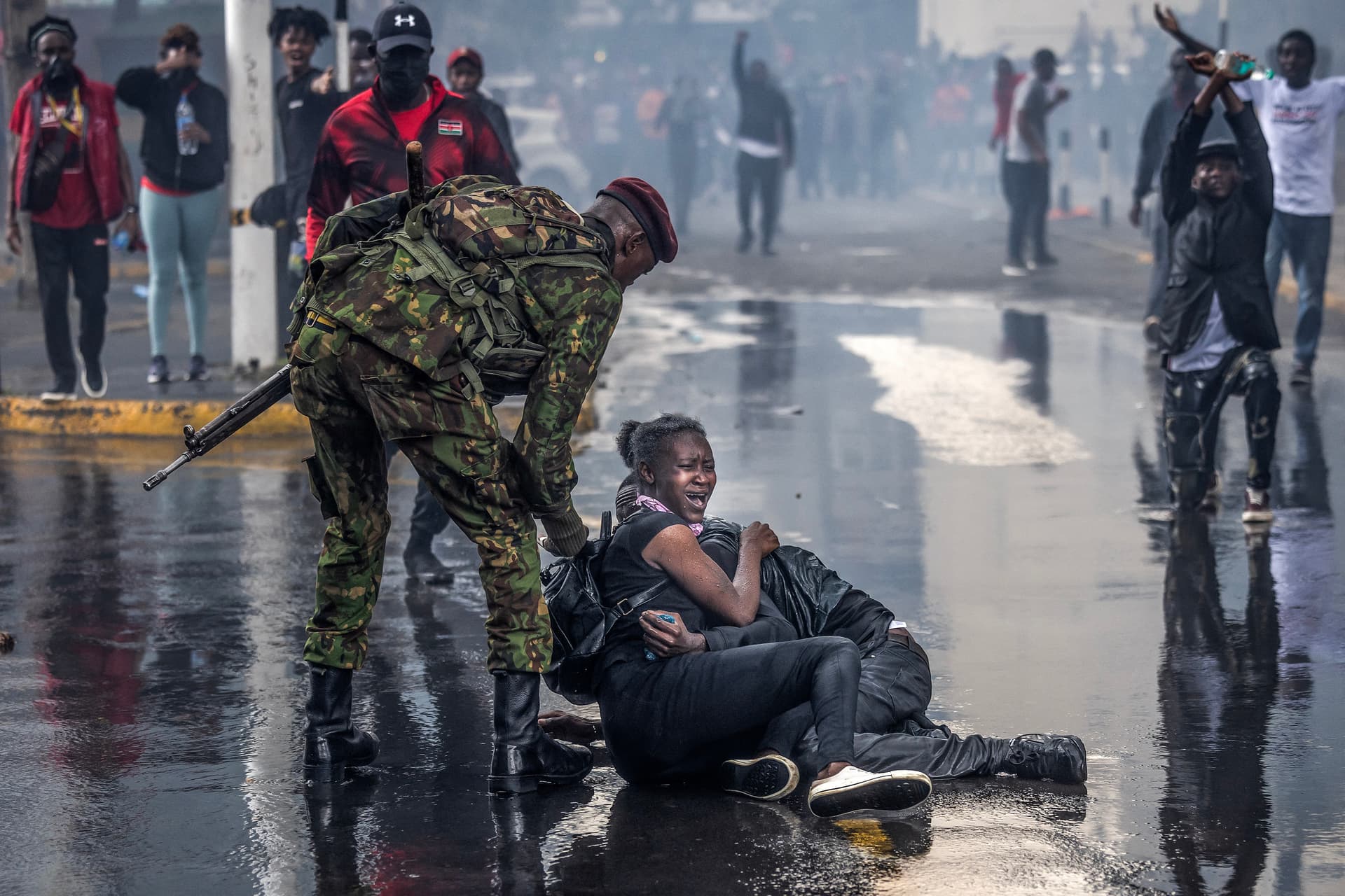 Lángokban a kenyai parlament, sok a halott