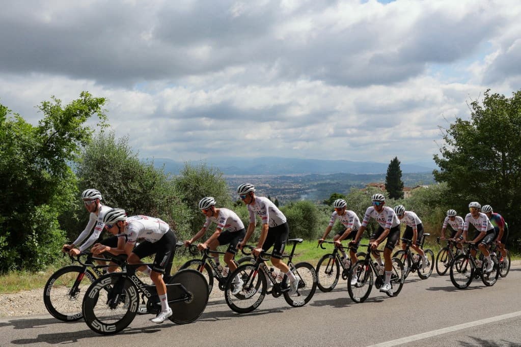 Duplázással a szlovén Pogacar a legendás Pantani nyomdokába lépne