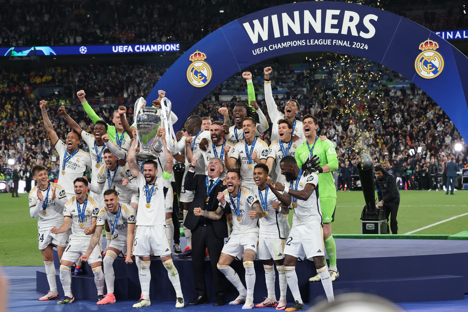 A legutóbbi két győztes, a Manchester City és a Real Madrid már a nyolcaddöntőben csatázhat