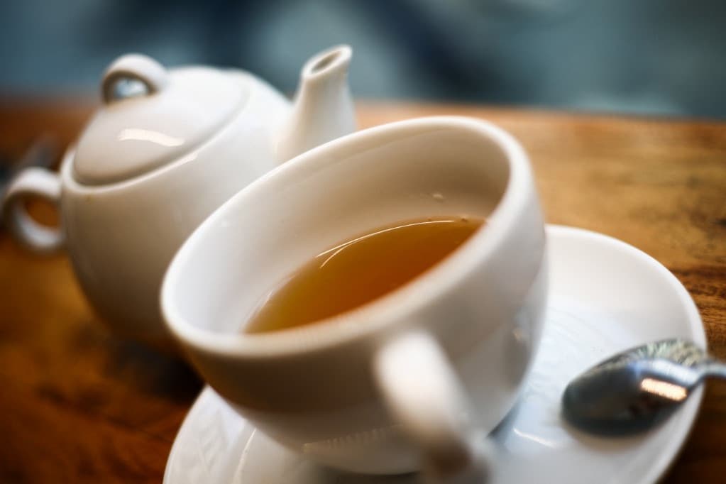A forró tea higítása csapvízzel