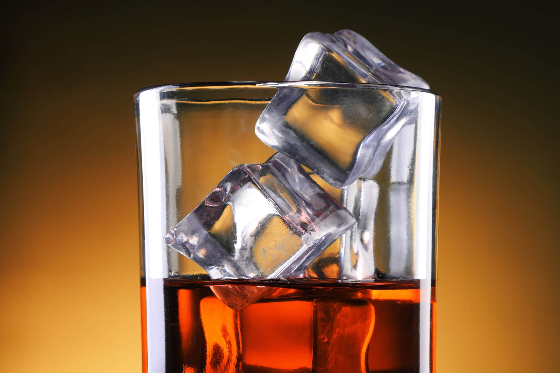 Hogyan befolyásolja az alkohol az alvást?