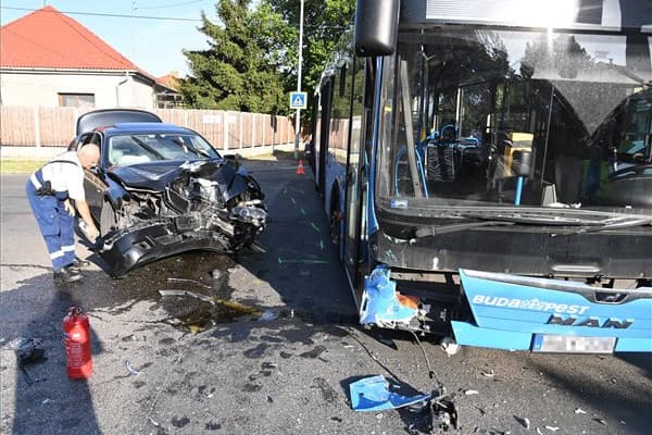 Busz és egy autó karambolja Kispesten