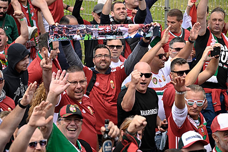 Több ezer magyar szurkoló érkezett együtt vonulva a stuttgarti stadionhoz