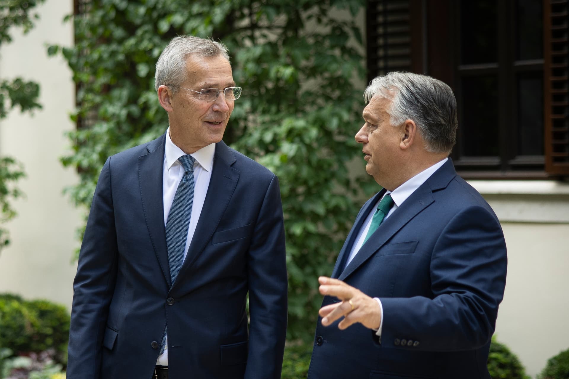 Nehéz beszélgetésre számíthat Orbán Viktorral Jens Stoltenberg