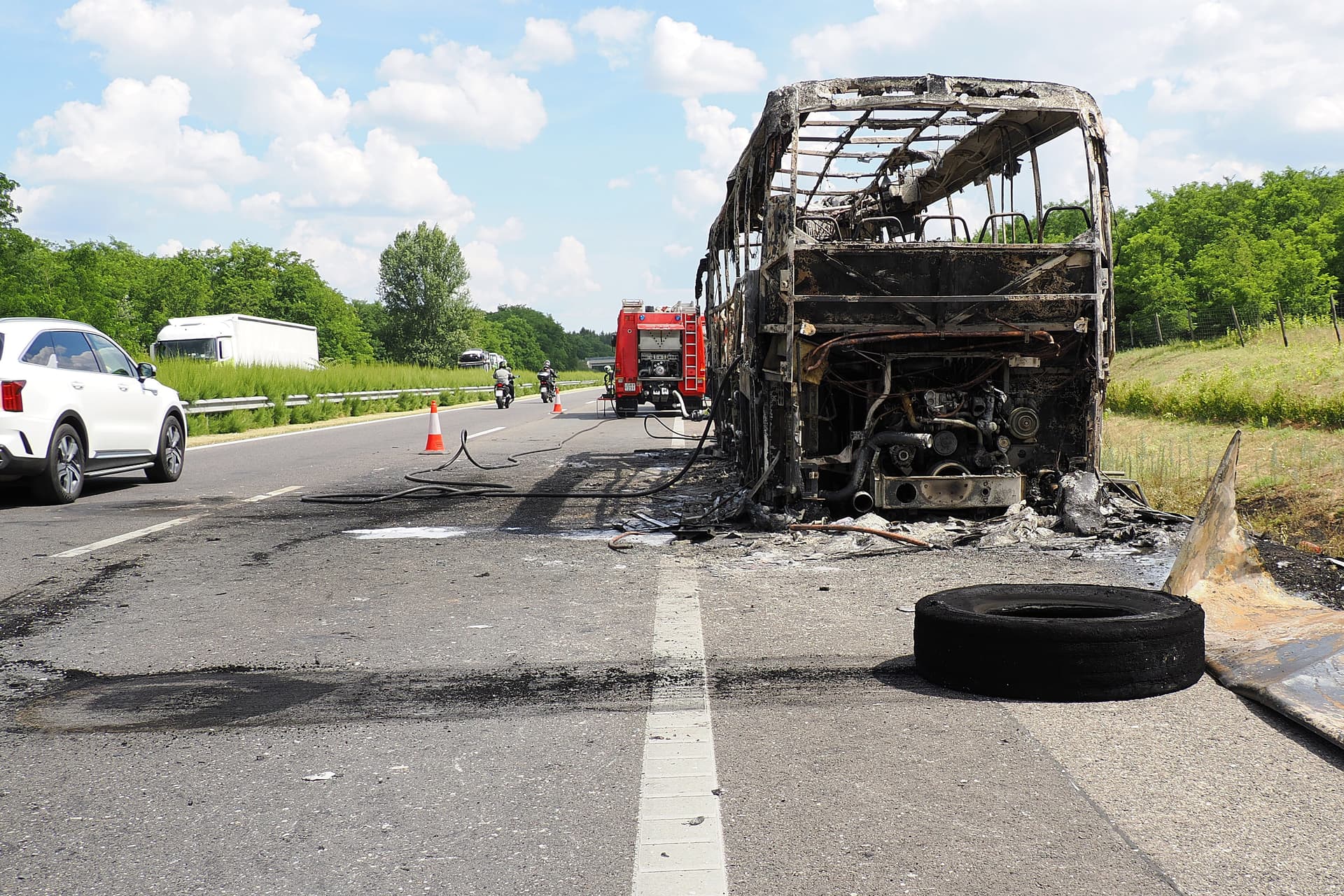 Kigyulladt egy busz az M5-ösön