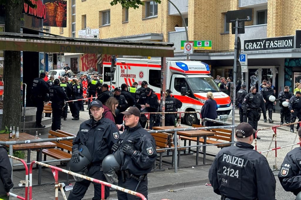 Csákánnyal, Molotov-koktéllal fenyegetett, lelőtték