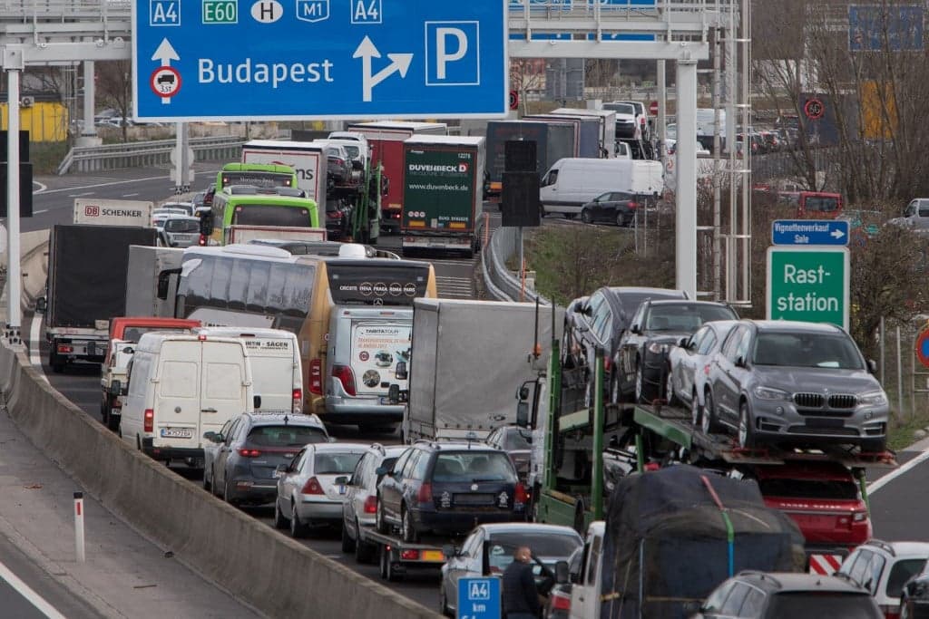 Keresztbe állt a busz a magyar autópályán, majd elindult szembe a forgalommal + VIDEÓ