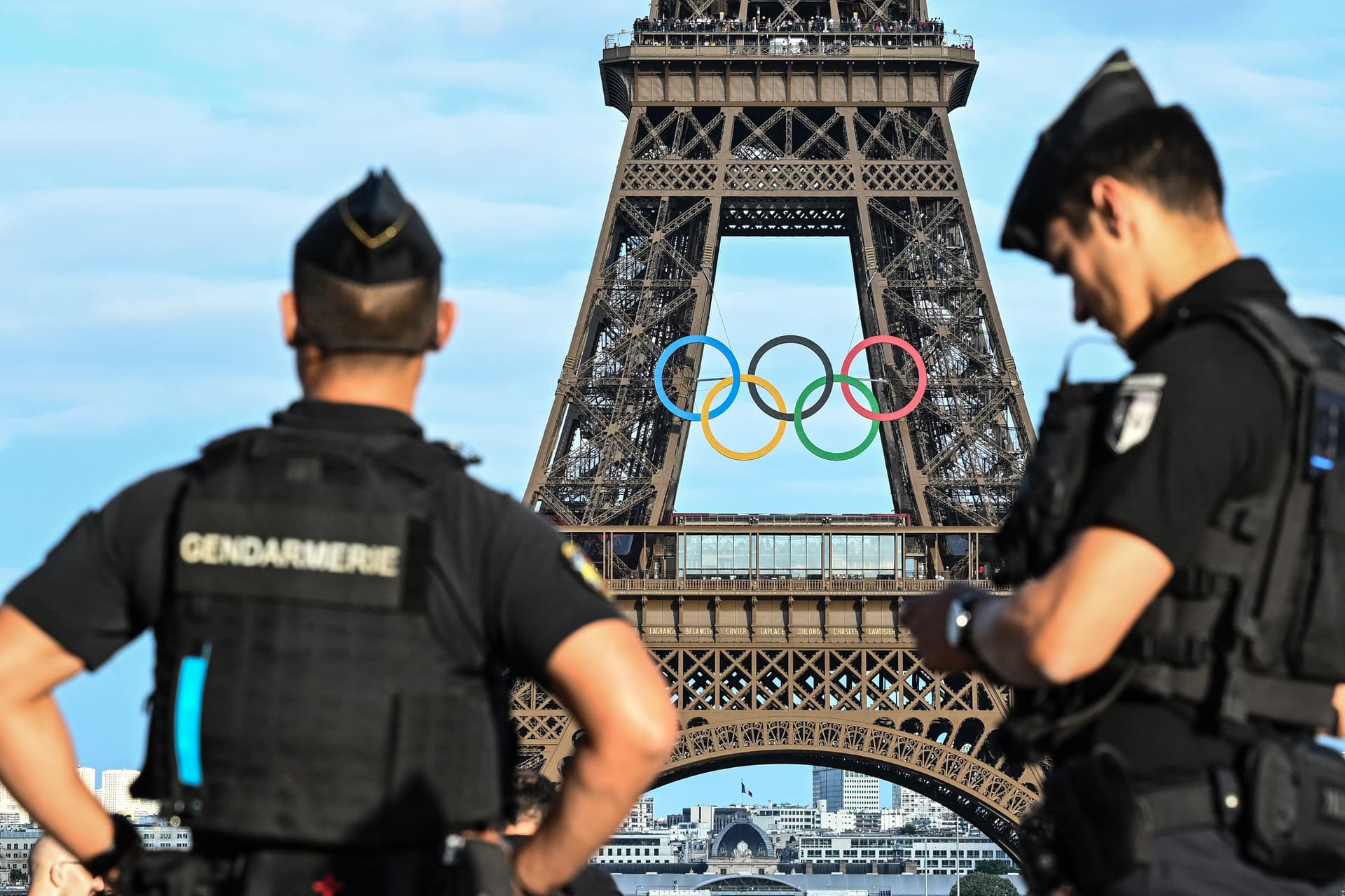 Kétezren a stadionban, harmincezren a Stade de France-on kívül őrködnek